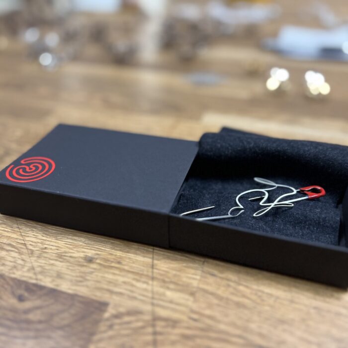 Turvanõel "Jänes" karbis, Anneli tammik Jewellery